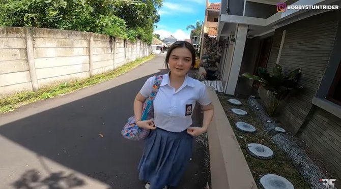 pria penggoda anak sma cantik pakai moge kali ini gaet wanita mantan indonesia idol