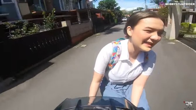 pria penggoda anak sma cantik pakai moge kali ini gaet wanita mantan indonesia idol