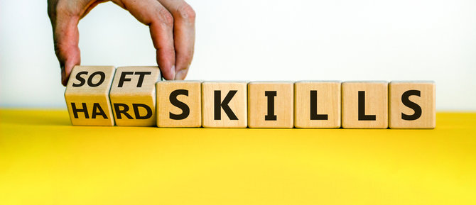 beda soft skill vs hard skill apa saja yang harus disiapkan lulusan baru