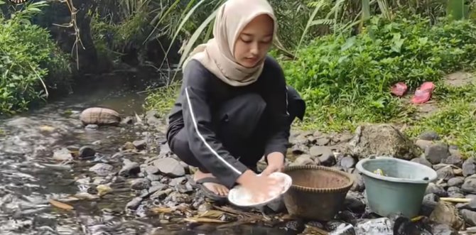 Gadis Desa Yang Cantik Dan Rajin Menghiasi Suasana Pedesaan Yang