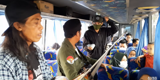 Pengamen Bus Sholawatan Suaranya Merdu Banget Dapat Uang Banyak dari Penumpang