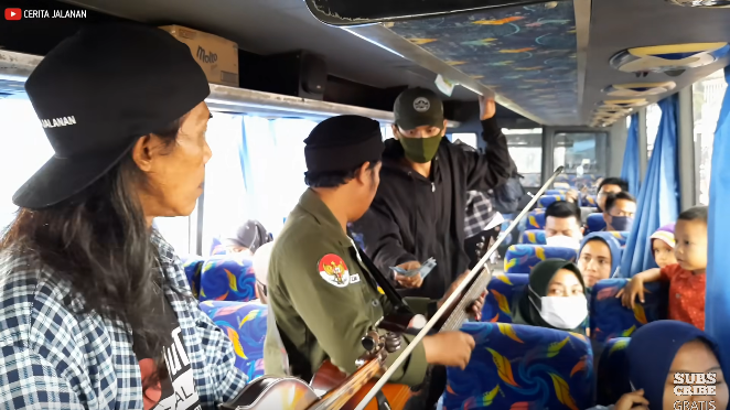 pengamen bus sholawatan suaranya merdu banget