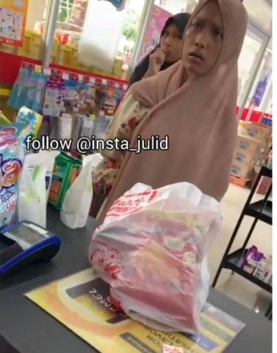 wanita mencuri saat ketahuan justru ketus