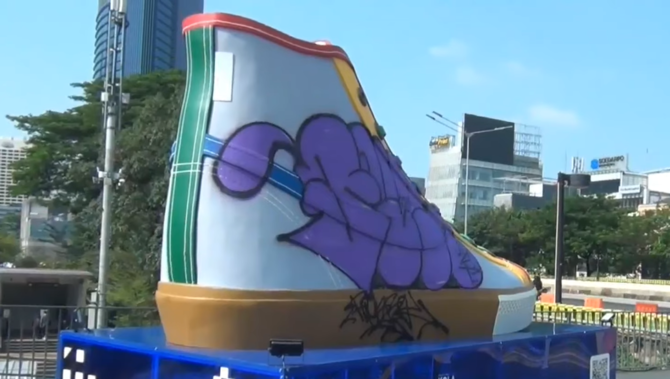 aksi vandalisme di tugu sepatu sudirman
