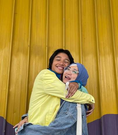 penuh kehangatan intip 5 potret pemain dari jendela smp bersama keluarga