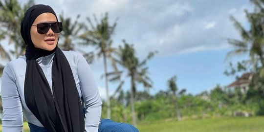 Potret Bunda Sarita Berenang Pakai Topi dan Kaca Mata Hitam Bikin Salfok