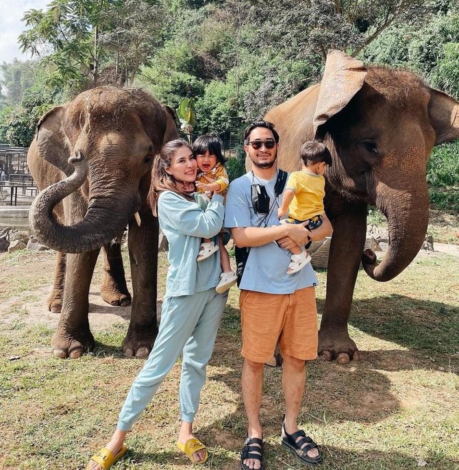 potret syahnaz diapit dua gajah ekspresi zunaira jadi sorotan