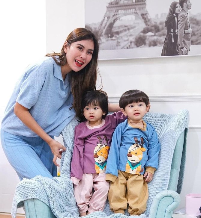 potret syahnaz diapit dua gajah ekspresi zunaira jadi sorotan