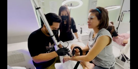 Potret Nikita Mirzani Lakukan Laser Untuk Hapus Tato di Tangan, Sakit Banget