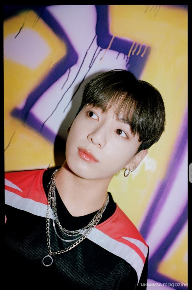 potret kece jungkook bts di weverse magazine baju bolong jadi sorotan