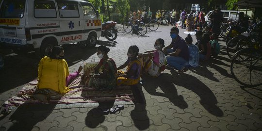 Perjuangan Warga India Bermalam di Depan RS Demi Vaksin Covid-19