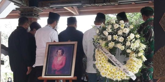 Mertua SBY Dikebumikan di Samping Makam Suaminya Sarwo Edhie Wibowo