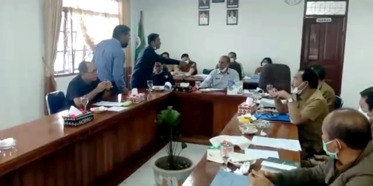 Rapat Perubahan APBD Humbahas Ricuh, Ketua DPRD Disiram Teh Panas