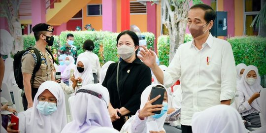 Moment Jokowi dan Puan Diminta Swafoto Bersama Para Murid SMAN 4 Serang