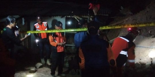 Tebing 7 Meter Longsor di Cianjur, Belasan Rumah dan Satu Madrasah Rusak Parah