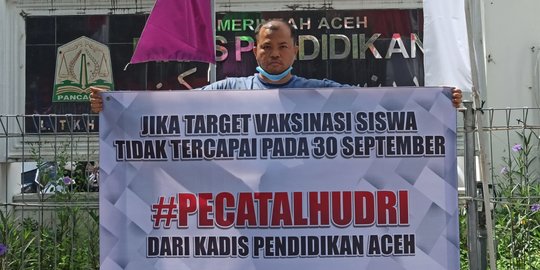 Warga Aceh Ini Gelar Demo Tunggal, Minta Kepala Dinas Pendidikan Dipecat