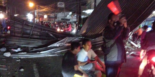 Pohon Tumbang Akibat Hujan dan Angin di Depok, Warga Buka Tutup Jalan Cegah Macet