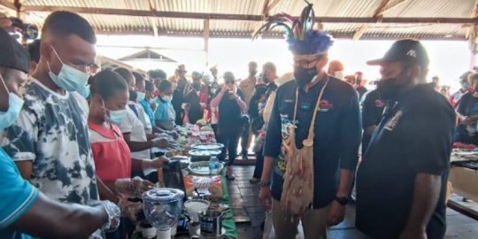 Sandiaga Menteri Pertama Kunjungi Kampung Yoboi yang Masuk 50 Desa Wisata Terbaik