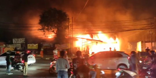 Petugas Damkar Pastikan Api Melahap Toko di Cilandak Tak Merambat ke Permukiman