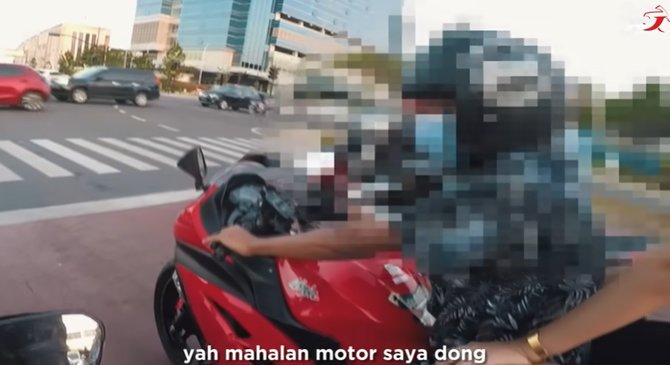 pria ini terseyum saat bang jago sambil naik motor ninja hina motor aprilia rsv4 rf