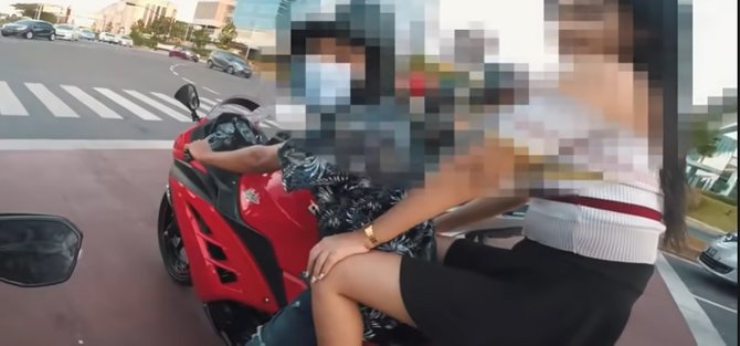 pria ini terseyum saat bang jago sambil naik motor ninja hina motor aprilia rsv4 rf