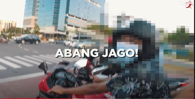 pria ini terseyum saat bang jago sambil naik motor ninja hina motor aprilia rsv4 rf