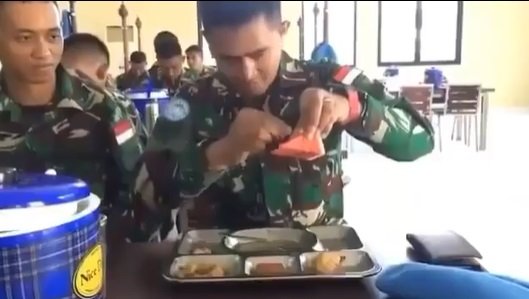 dikira awalnya mau makan semangka ternyata tentara ini beraksi tak biasa