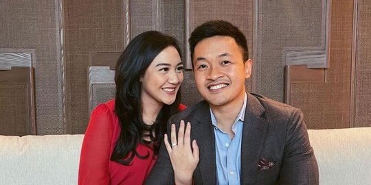 Digelar secara Sederhana, Ini 4 Momen Lamaran Putri Tanjung & Kekasih