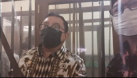 bupati banyumas tunjukkan koleksi keris pada fadli zon