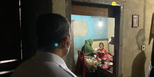 Berawal Aduan Warga, Gubernur Riau Datangi Nenek Tidak Bisa Jalan karena Diabetes