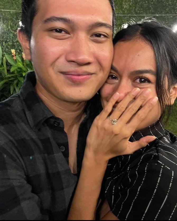 eva celia dilamar ini 4 fakta demas narawangsa calon menantu sophia latjuba