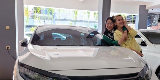 5 Momen Kelulusan Syifa Adik Ayu Ting Ting Jadi Sarjana, Dapat Hadiah Mobil Mewah