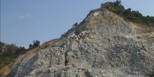 Gunung Sindanggeulis di Purwakarta Terbelah Akibat Tambang, Kata Ahli Ini Dampaknya