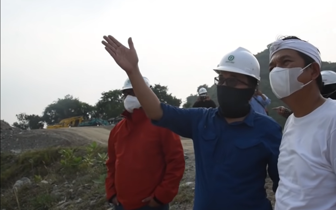 gunung sindanggeulis yang terbelah di purwakarta