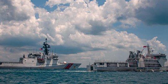 Kapal Penjaga Pantai AS dan Bakamla RI Latihan Bersama di Selat Singapura