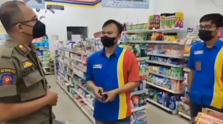 video satpol pp bekasi minta indomaret pasang barcode