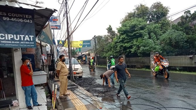 penertiban jaringan kabel dan tiang internet di ciputat