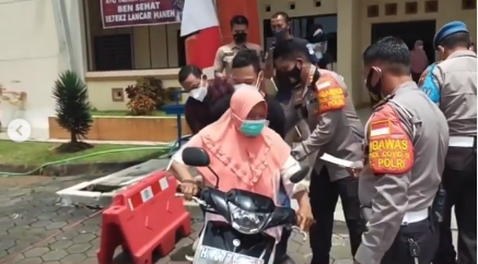 aksi kapolres gendong penyandang difabel untuk divaksin