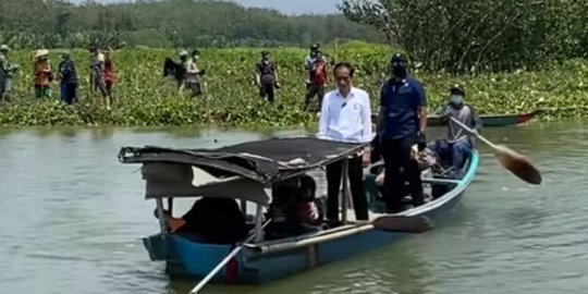 Saat Jokowi Naik Perahu Seberangi Sungai untuk Sapa Warga Cilacap