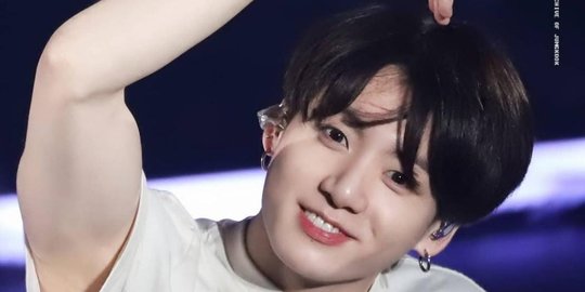 4 Foto Jungkook BTS Pamer ABS, Momen yang Selalu Bikin Army Histeris