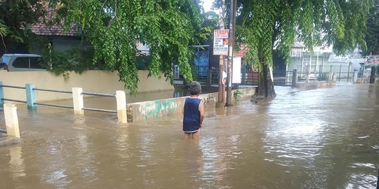 Kali Licin Meluap Rendam Puluhan Rumah Warga Depok, Jalan Raya Sawangan Macet Parah