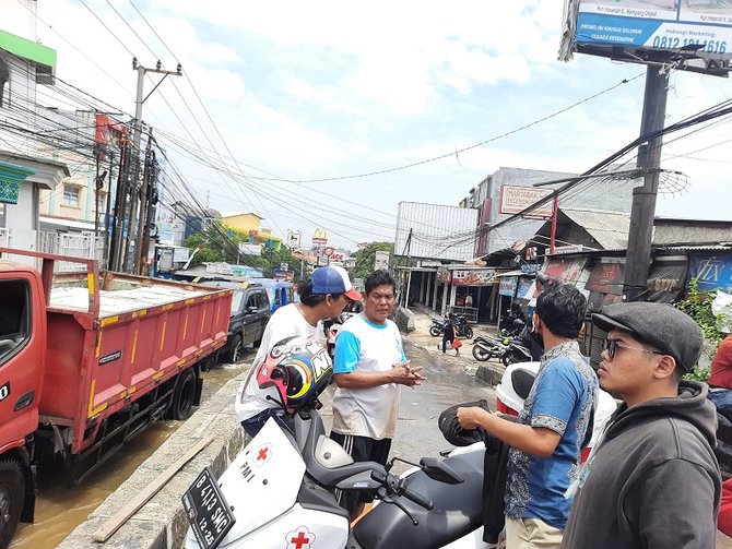 banjir akibat luapan kali licin depok