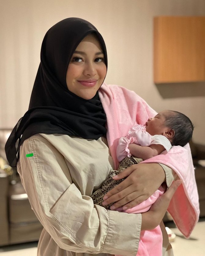 aurel hermansyah gendong bayi