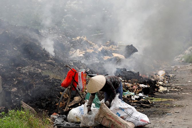 timbunan sampah tv di vietnam