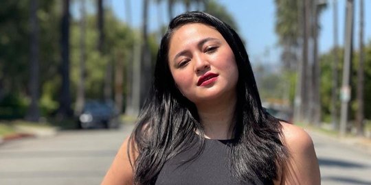 Marshanda Pose Pakai Baju Warna Warni di New York, Netizen Malah Bahas Lututnya