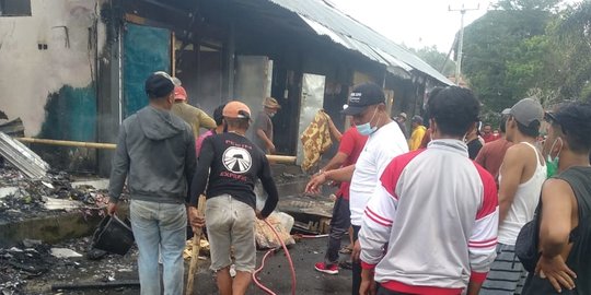 Bocah Main Korek Api Saat Bapaknya Tuang Bensin, 4 Warung Ludes Terbakar