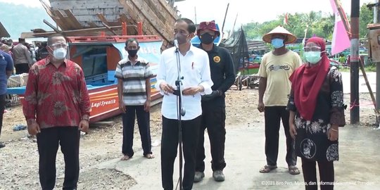 Jokowi Tinjau Vaksinasi Door to Door BIN di Kampung Nelayan Cilacap