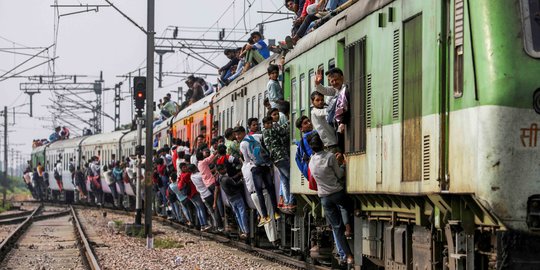 Ratusan Warga India Berdesakan Naik Kereta di Tengah Pandemi