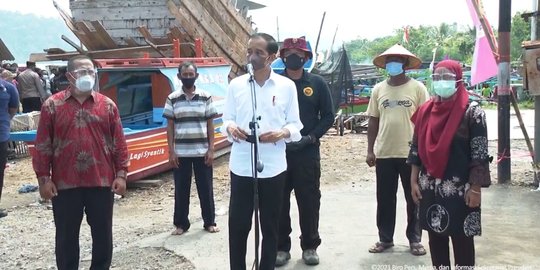 Tinjau Vaksinasi di Cilacap, Jokowi Berpesan Siswa & Santri PTM dengan Prokes