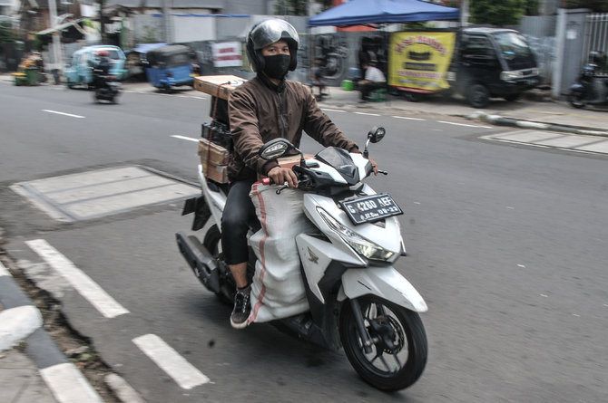 kurir jasa ekspedisi selama pandemi